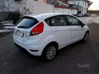 Usata Ford Fiesta 60 CV (44 kW) 2010 Bianco Berlina
