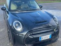 Usata Mini Cooper SE 75 kW (102 CV) 2022 Midnight black metallic. Utilitaria