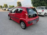 Usata Peugeot 107 68 CV (50 kW) 2011 Rosso Utilitaria
