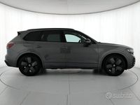 Usata VW Touareg R-line 231 CV (169 kW) 2024 Silicon grey metallizzato SUV