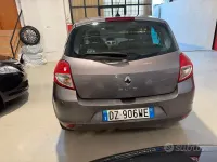 Usata Renault Clio II Luxe 101 CV (74 kW) 2010 Grigio Berlina