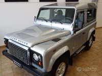 Usata Land Rover Defender SE 122 CV (89 kW) 2010 Grigiogrigio SUV