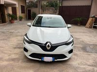 Używany Renault Clio V Business 100 KM (73 kW) 2021 Biały Sedan/Limuzyna