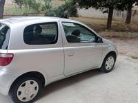 Usata Toyota Yaris 68 CV (50 kW) 2002 Argento Berlina