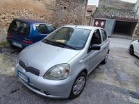 Usata Toyota Yaris 68 CV (50 kW) 2002 Grigio Berlina