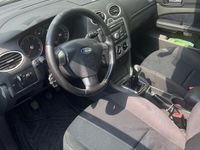 Begagnad Ford Focus 115 HK (84 kW) 2005 Grå Sedan
