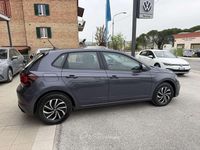Begagnad VW Polo Life 90 HK (66 kW) 2023 Grå Halvkombi