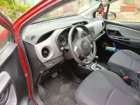 Begagnad Toyota Yaris Hybrid Cool 73 HK (53 kW) 2017 Röd Sedan