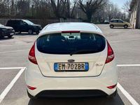 Usata Ford Fiesta 71 CV (52 kW) 2012 Bianco Utilitaria