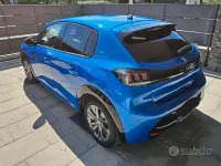 Usata Peugeot e-208 Allure 56 kW (77 CV) 2022 Bluazzurro Utilitaria