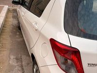 Usata Toyota Yaris 90 CV (66 kW) 2013 Bianco Utilitaria
