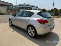 Usata Opel Astra Cosmo 140 CV (102 kW) 2010 Grigio Berlina