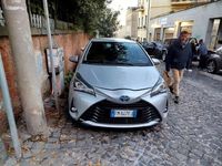 Usata Toyota Yaris Hybrid Active 73 CV (53 kW) 2017 Argento Berlina