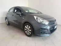 Usado Kia Rio 84 CV (61 kW) 2016 Gris Utilitario
