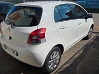 Usata Toyota Yaris Sol 69 CV (50 kW) 2011 Bianco Utilitaria