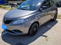Usado Lancia Ypsilon 60 CV (44 kW) 2017 Gris Utilitario
