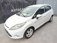 Usata Ford Fiesta Titanium 68 CV (50 kW) 2011 Bianco Berlina