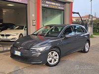 Usata VW Golf VIII 150 CV (110 kW) 2022 Grigio urano Berlina