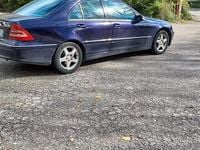 Begagnad Mercedes C220 129 HK (94 kW) 2004 Blå Sedan