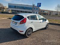 Usata Ford Fiesta 95 CV (69 kW) 2010 Bianco Berlina