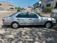 Usata Mercedes E200 136 CV (100 kW) 1996 Grigio Berlina