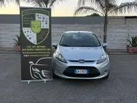 Usata Ford Fiesta 82 CV (60 kW) 2012 Grigio Berlina
