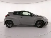 Usata Toyota Yaris 280 CV (205 kW) 2024 Grigio Utilitaria