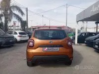 Usata Dacia Duster Lauréate 110 CV (80 kW) 2018 Arancione SUV