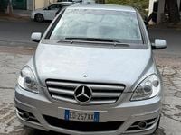 Usata Mercedes B200 140 CV (102 kW) 2011 Grigio Monovolume