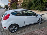 Usata Ford Fiesta 96 CV (70 kW) 2011 Bianco Utilitaria