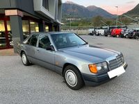 Usata Mercedes E200 122 CV (89 kW) 1989 Grigio Berlina