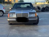 Usata Mercedes 200 72 CV (52 kW) 1985 Grigio Berlina