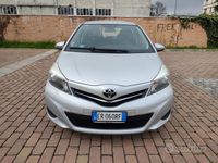 Usata Toyota Yaris 89 CV (65 kW) 2013 Grigio Utilitaria