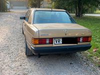Usata Mercedes 190 122 CV (89 kW) 1985 Marrone Berlina