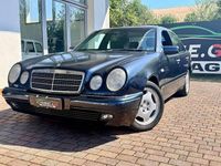Käytetty Mercedes E200 Classic 136 HP (100 kW) 1997 Sininen Sedan