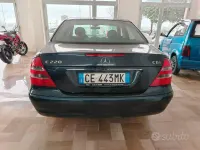 Usata Mercedes E220 Avantgarde 150 CV (110 kW) 2003 Blu Berlina