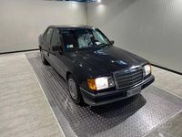 Usata Mercedes E200 122 CV (89 kW) 1991 Grigio Berlina