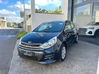 Usado Kia Rio 75 CV (55 kW) 2016 Gris Utilitario