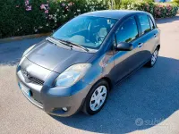 Usata Toyota Yaris Sol 90 CV (66 kW) 2011 Grigio Utilitaria