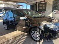 Begagnad Renault Clio II Dynamique 72 HK (52 kW) 2010 Svart Sedan