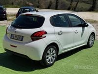 Usata Peugeot 208 Active 68 CV (50 kW) 2015 Bianco Utilitaria