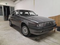 Usata Alfa Romeo 75 148 CV (108 kW) 1988 Grigio Berlina