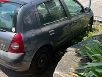 Usado Renault Clio II 58 CV (42 kW) 2006 Gris Utilitario