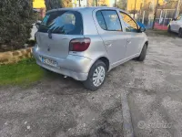 Usata Toyota Yaris 68 CV (50 kW) 2002 Grigio Berlina