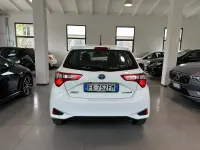 Usata Toyota Yaris Hybrid Style 73 CV (53 kW) 2017 Bianco Berlina