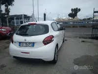 Usata Peugeot 208 Allure 82 CV (60 kW) 2015 Bianco Utilitaria