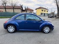 Usata VW New Beetle 102 CV (75 kW) 2008 Blu Utilitaria