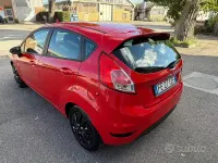 Usado Ford Fiesta 95 CV (69 kW) 2016 Rojo Utilitario