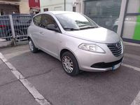 Usado Lancia Ypsilon 80 HP (58 kW) 2015 Prateado Citadino