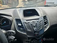Usado Ford Fiesta 75 CV (55 kW) 2015 Blanco Utilitario